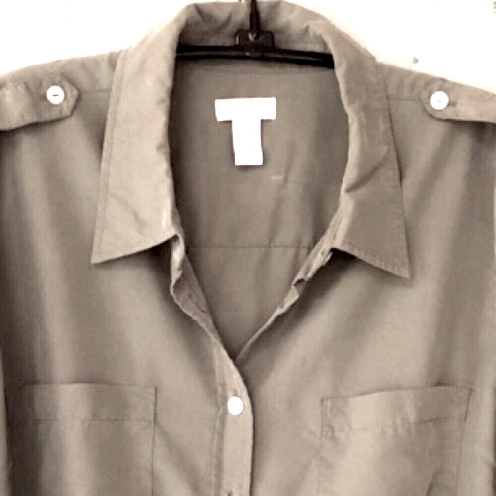 Chico’s khaki/olive long-sleeve shirt with epaulettes and front patch pockets - Picture 2 of 16